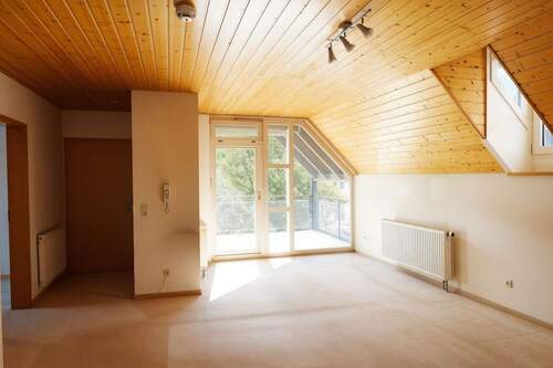 Wohnbereich mit direktem Zugang auf die Loggia - 4 Zimmer Etagenwohnung in Hechingen