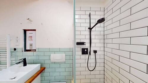 Tageslichtbad mit Dusche im OG - 