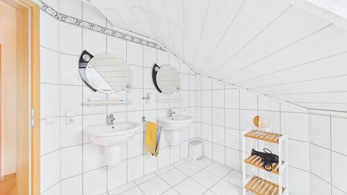 CAM04238G0-PR0061-STILL033.jpg - 