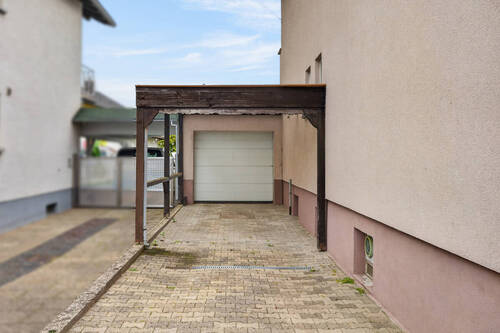 Carport und Garage - 8 Zimmer Mehrfamilienhaus, Wohnhaus in Waghäusel / Kirrlach
