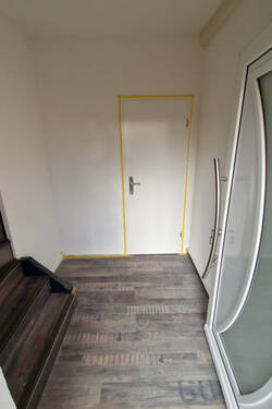 Flur unten - 3 Zimmer Etagenwohnung in Lauchhammer