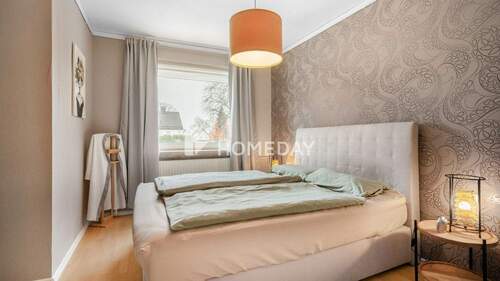 1. OG Schlafzimmer 1 - 