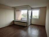 Wohnzimmer mit Balkon - Etagenwohnung mit 58,80 m² in Hamburg zum Kaufen