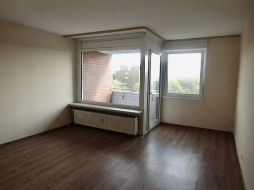Wohnzimmer mit Balkon - Etagenwohnung mit 58,80 m² in Hamburg zum Kaufen