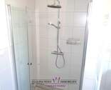 Bodenebene und großzügige Dusche im Bad - 