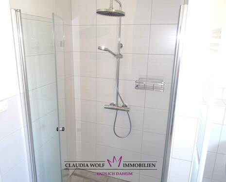 Bodenebene und großzügige Dusche im Bad - 