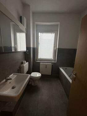 Badezimmer - Helle 1,5 Zimmer Wohnung mit Tageslichtbad in zentraler Lage