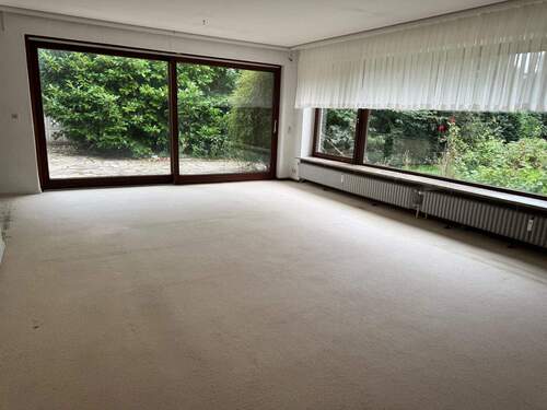 EG: Wohnzimmer mit großen Fensterfronten - 