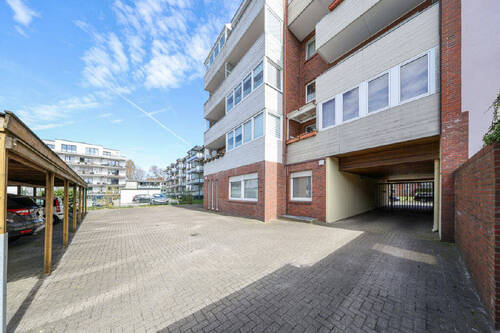 Carport-Stellplatz auf dem Hof - 