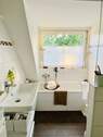 Bad - Badewanne und Fenster - 