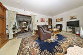 Helles Wohnzimmer mit Zugang zur... - 