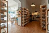 Eingangstür Hausflur Blickrichtung Ladenlokal und Flur mit Anschluss für Teeküch - Gewerbeobjekt (Büro, Produktion, Verkauf) in Dresden zur Miete