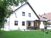 Seitenansicht - Gepflegtes Einfamilienhaus mit Nebengebäuden