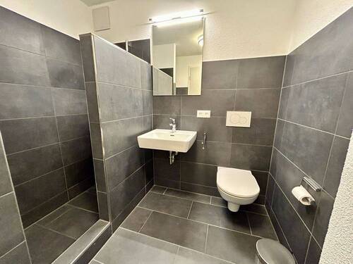 Modernes Badezimmer - 3 Zimmer Etagenwohnung zur Miete in Lörrach / Brombach