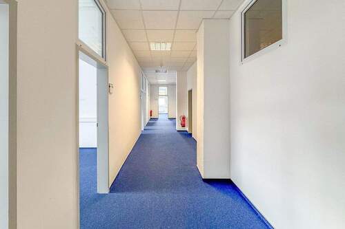 Flur - BÜRO - 270 m² - 7 BÜROS - 2 BESPRECHUNGSRÄUME - KÜCHE - LASTENAUFZUG - STELLPLÄTZE - TOP AUFGETEILT!