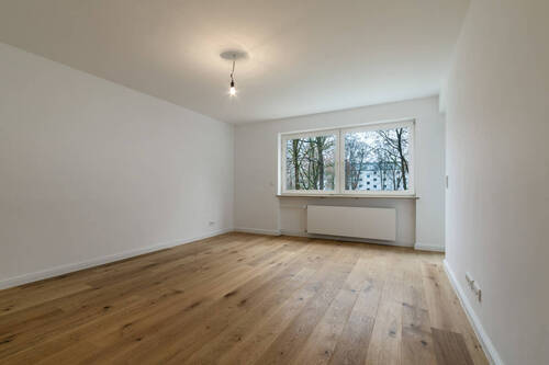 Wohnzimmer mit Blick ins grüne - 4 Zimmer Etagenwohnung zum Kaufen in München