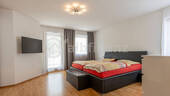 großes Schlafzimmer mit Balkon - 