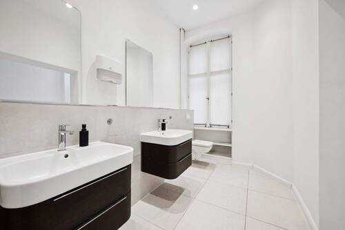 modernes Dusch- / Wannenbad im EG - Etagenwohnung mit 165,00 m² in Berlin zum Kaufen