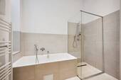 modernes Dusch- / Wannenbad im EG - 