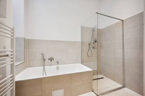 modernes Dusch- / Wannenbad im EG - 