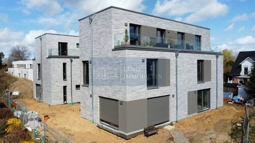 1 - Außenansicht – fertiggestellte DHH (2026) - Moderne Doppelhaushälfte mit PV, Wärmepumpe und Garten in Wedel