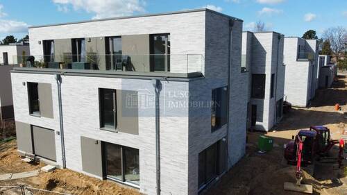 4 - Außenansicht mit Zugang und Grundstück - Doppelhaushälfte mit 143,00 m&sup2; in Wedel zum Kaufen