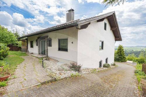 Außenansicht - Frisch renoviertes Ein- bis Zweifamilienhaus mit Weitblick