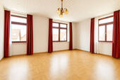 Wohnzimmer leergeräumt - 6 Zimmer Etagenwohnung in Ebringen