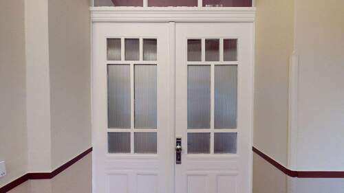 Repräsentativ und dem Baustil des Hauses entprechend erhaltene Wohnungstür - Für Familien zum selbst einziehen! Seltene, leere 4 - Zimmer-Wohnung mit Balkon und Stellplatz nahe dem neuen Bauhausmuseum