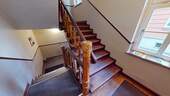 Gepflegt und gemütlich - das frisch renovierte Treppenhaus - 