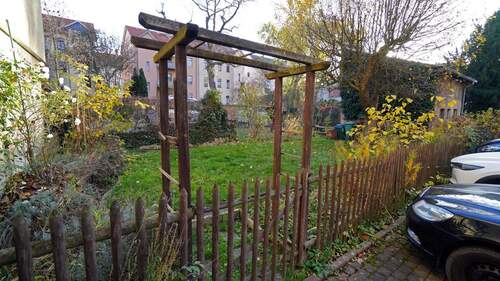 Eine kleine, grüne Oase hinter dem Haus - 