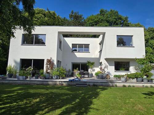 Hausansicht - MeinRaum... Die Natur direkt vor der Tür! Freistehendes Komforthaus mit einem gr. Gartengrundstück, Terrassen und Doppelgarage in Wassenberg