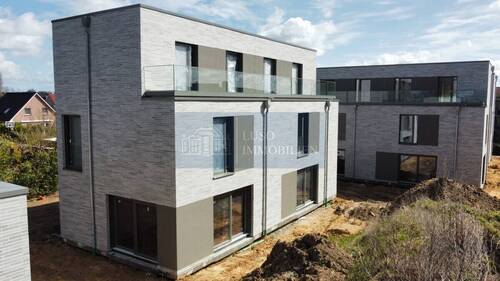 3 - Gebäudeansicht aus seitlicher Perspektive - 4 Zimmer Doppelhaushälfte in Wedel