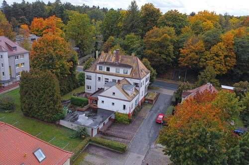 Luftaufnahe Rückseite und Garagen - 5 Zimmer Einfamilienhaus in Meuselwitz