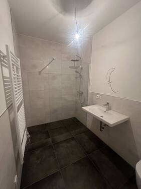 Beispiel Badezimmer - Etagenwohnung mit 81,20 m² in Schlitz zur Miete