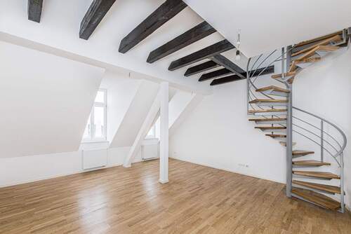 Wohnen/Essen/Kochen - Frisch renoviert - 2 Zimmer im Dachgeschoss