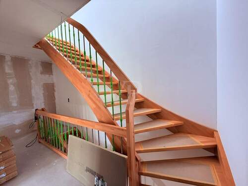 Holztreppe ins 1. Obergeschoss - 