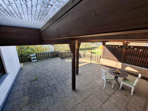 Überdachte Terrasse - 3 Zimmer Doppelhaushälfte in Niederburg