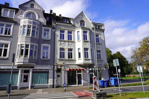 Hausansicht - 1 Zimmer Mehrfamilienhaus, Wohnhaus zum Kaufen in Leverkusen