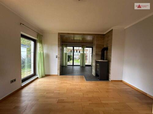 Vorderhaus_EG_Wohnzimmer_Kamin - Mehrfamilienhaus, Wohnhaus mit 250,00 m&sup2; in Röhrsdorf zum Kaufen