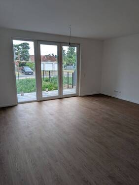 4 Wohnzimmer EG mit Zugang zum Garten.jpg - Etagenwohnung mit 60,90 m² in Oranienburg zur Miete