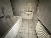 Badezimmer mit Dusche und Wanne - 