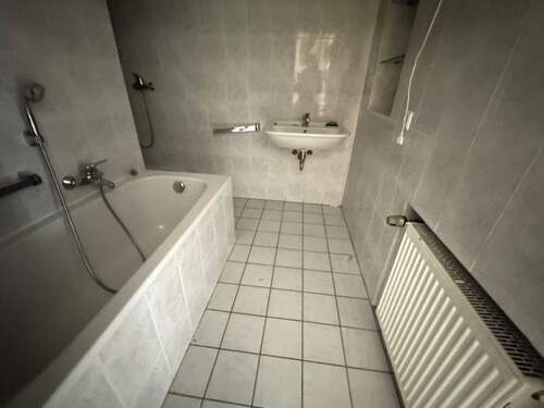 Badezimmer mit Dusche und Wanne - 