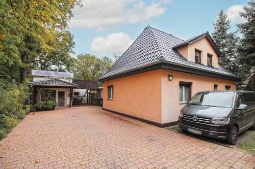 Objektansicht straßenseitig - 