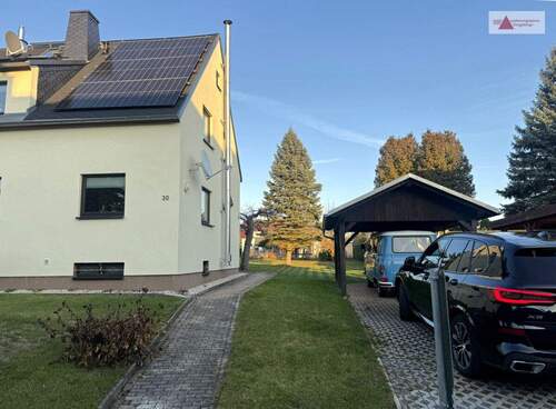 Hausvorderseite - Zugang - Stellplatz - 