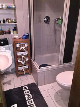 Duschbad mit WC und Waschtisch - 