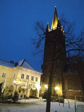 Hülser Markt im Winter - Attraktive Belle-Etage-Wohnung mit 5 qm Süd-Balkon, Einbau-Küche, Parkett, Gartenblick