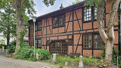 West-Seite von Südwest gesehen - CUX-Lotsenviertel: alles außer gewöhnlich: solides Fachwerkhaus, groß, mit viel Platz für Ihre Ideen