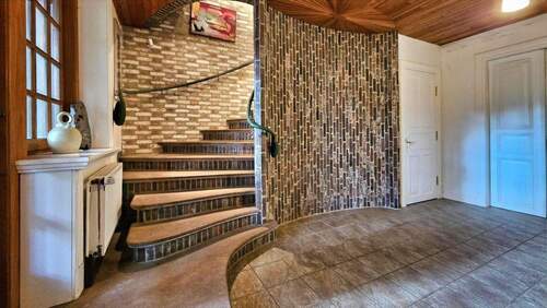 EG-Diele mit Treppe zum Oberg. - 
