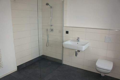 Bad mit Dusche - Etagenwohnung mit 84,00 m&sup2; in Dresden zum Kaufen